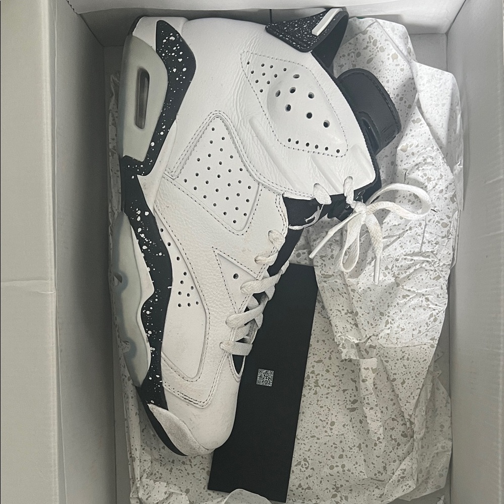 Classic White and Black Men's Sneakers
